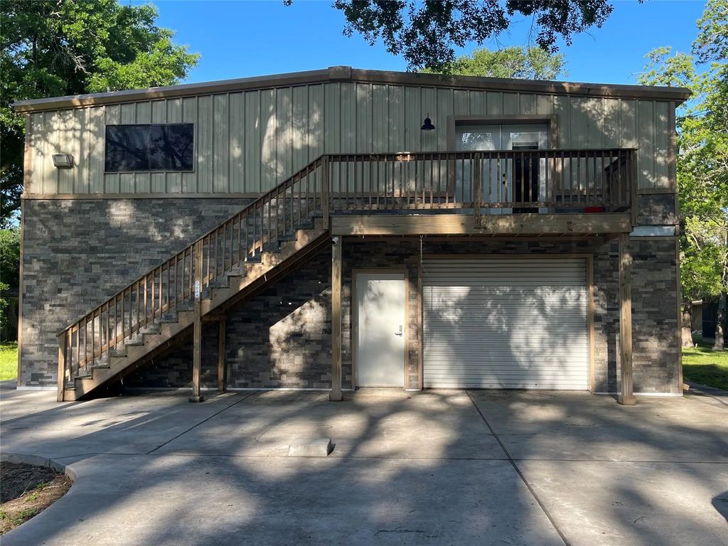 3406 E Bayou Drive E B, Dickinson