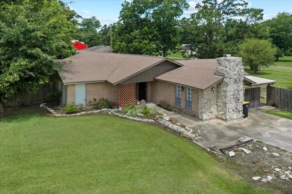 1404 S Main Street, Anahuac