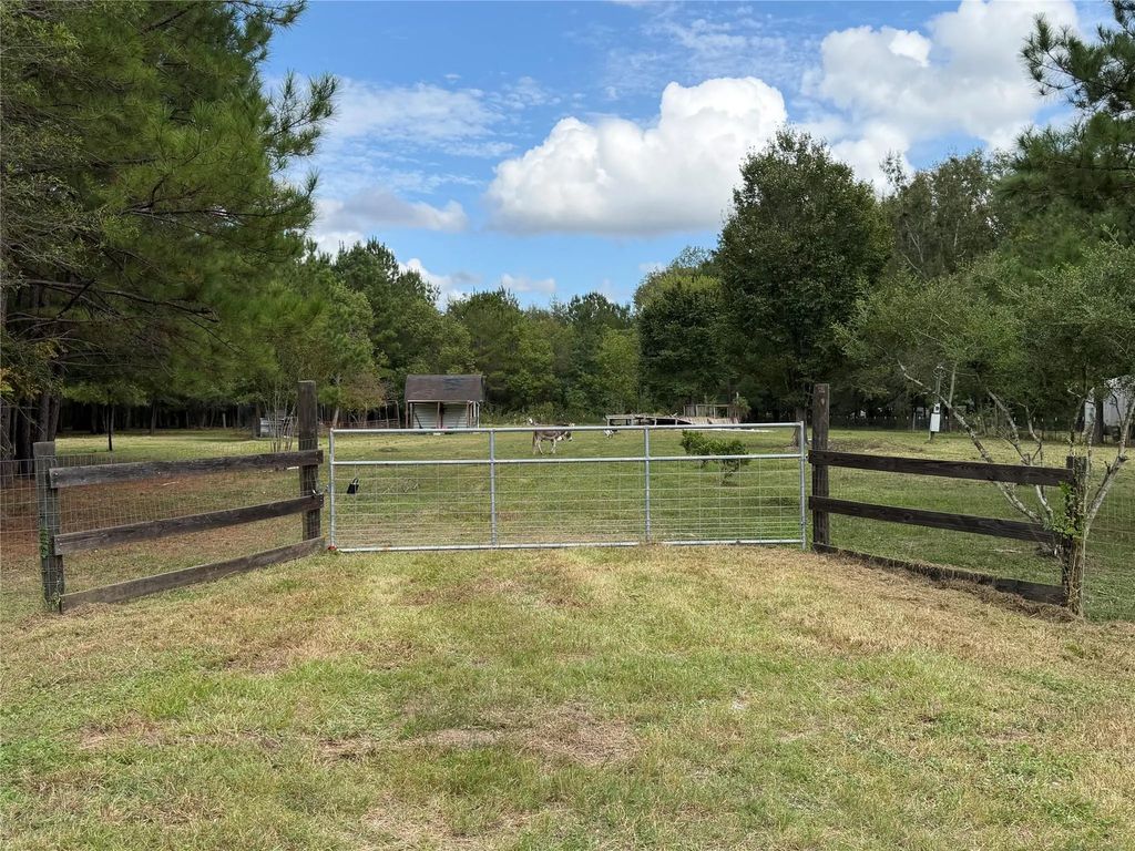 410 County Road 2147, Cleveland