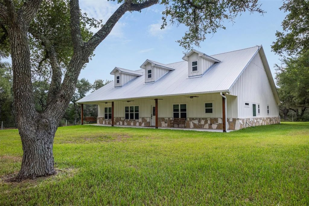 1800 County Road 122, Hallettsville