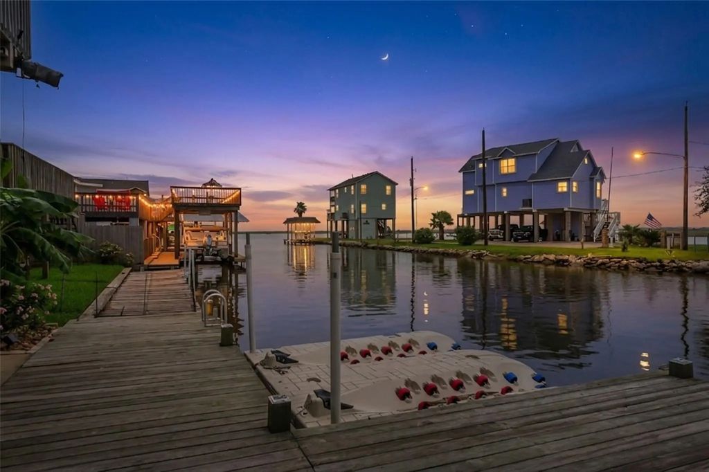 113 Bayou Vista Drive, Hitchcock