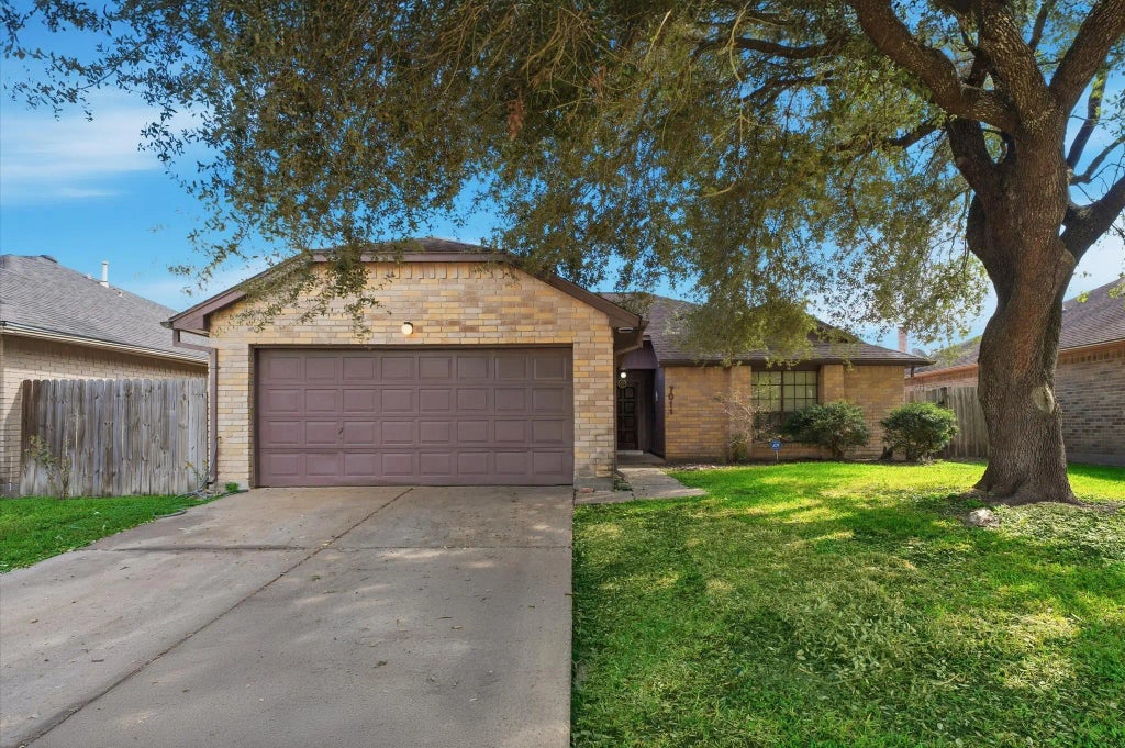 7011 Lost Thicket Drive, Houston