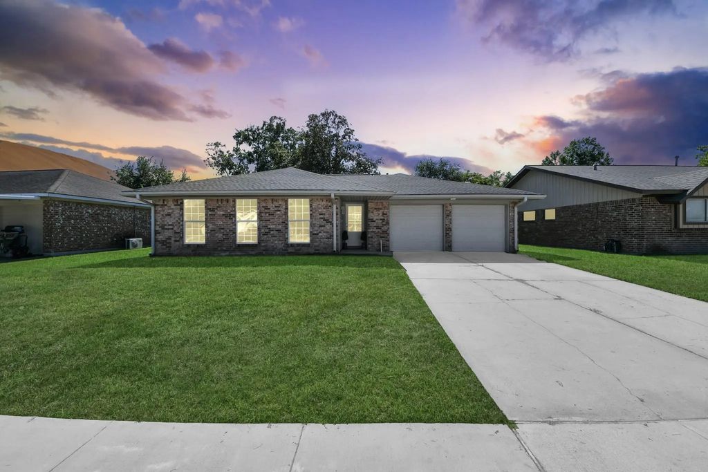 741 E Amherst Lane, Deer Park