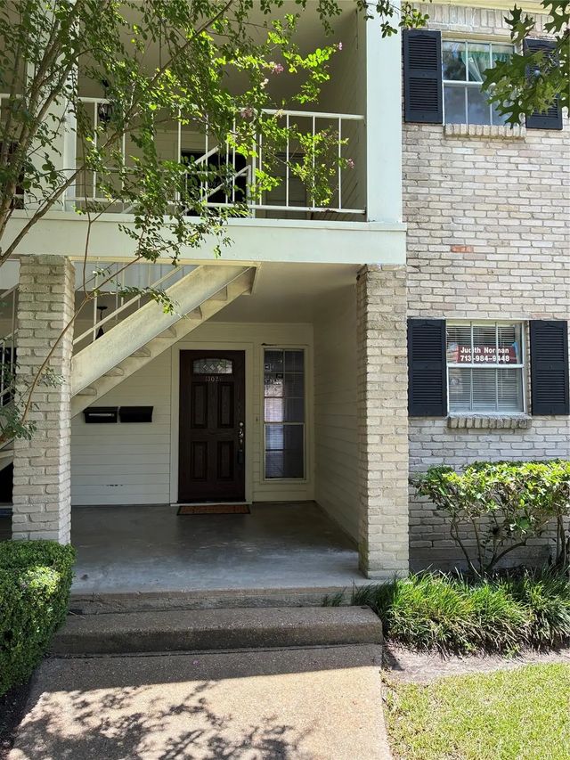 13026 Trail Hollow Drive 3026, Houston
