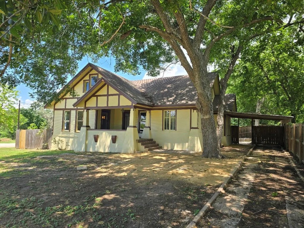 144 W Wallace Street, Gonzales