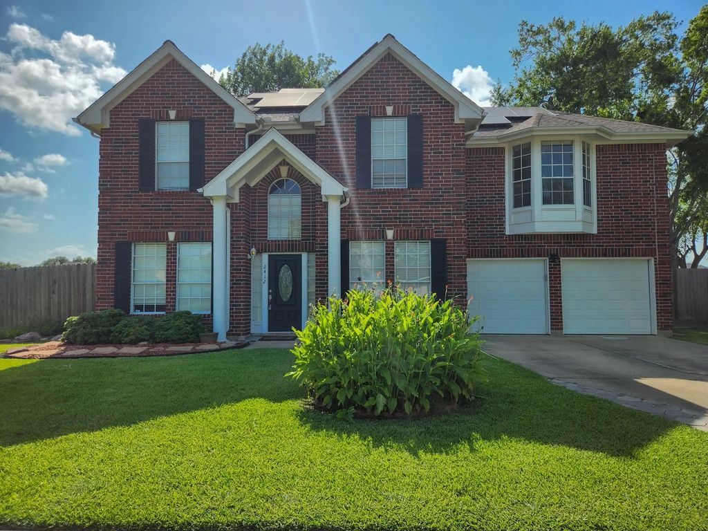 2412 N Mission Circle, Friendswood