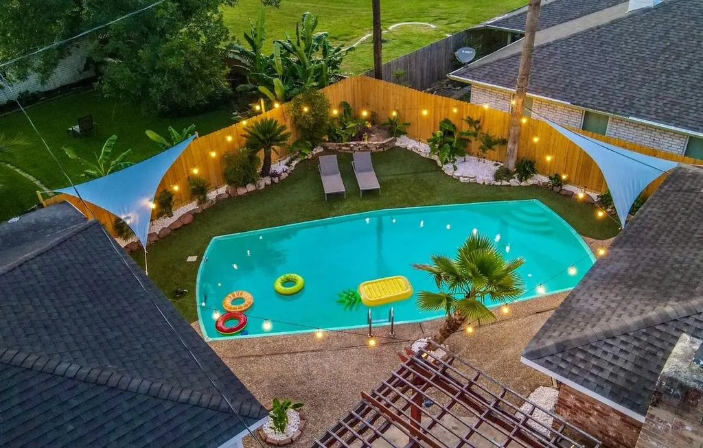 9811 Rocktree Drive, Houston