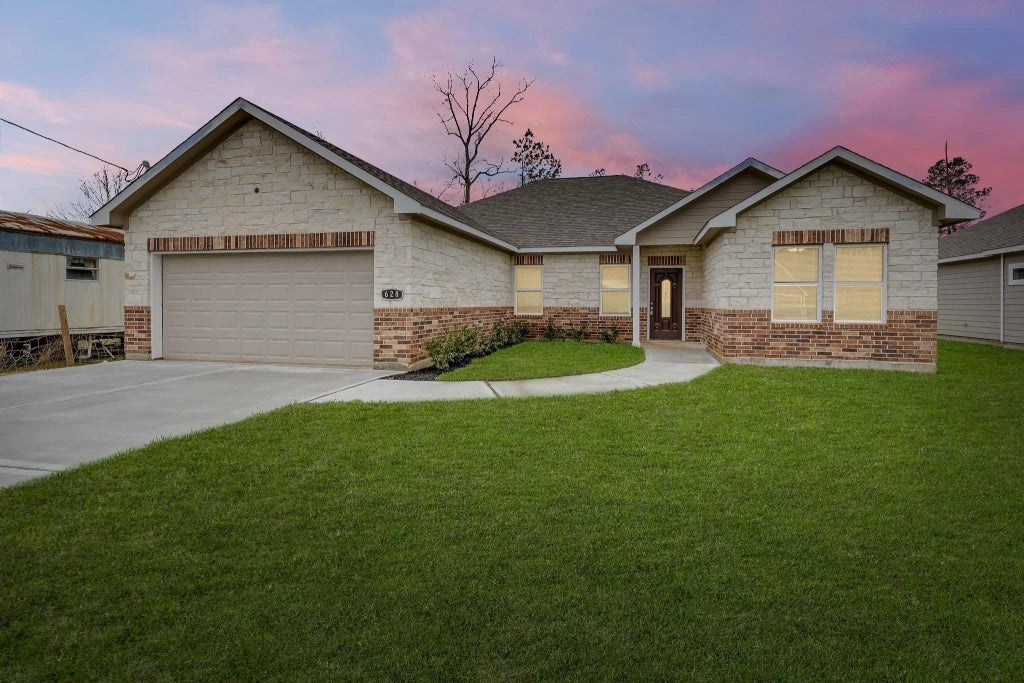 628 County Road 3414, Cleveland