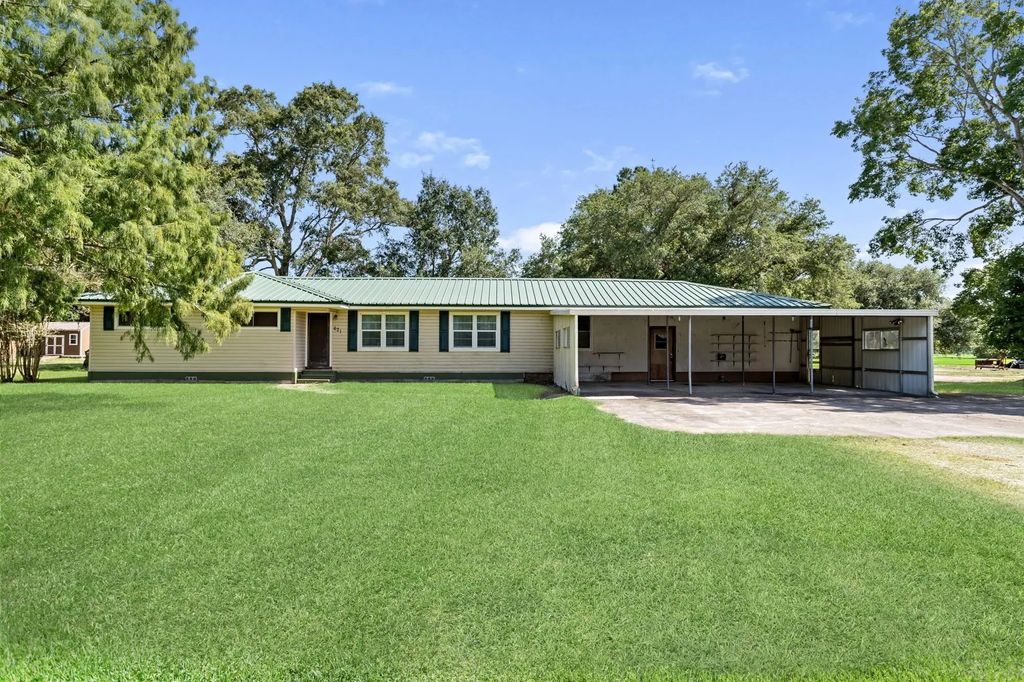 621 Henry Lane, Winnie