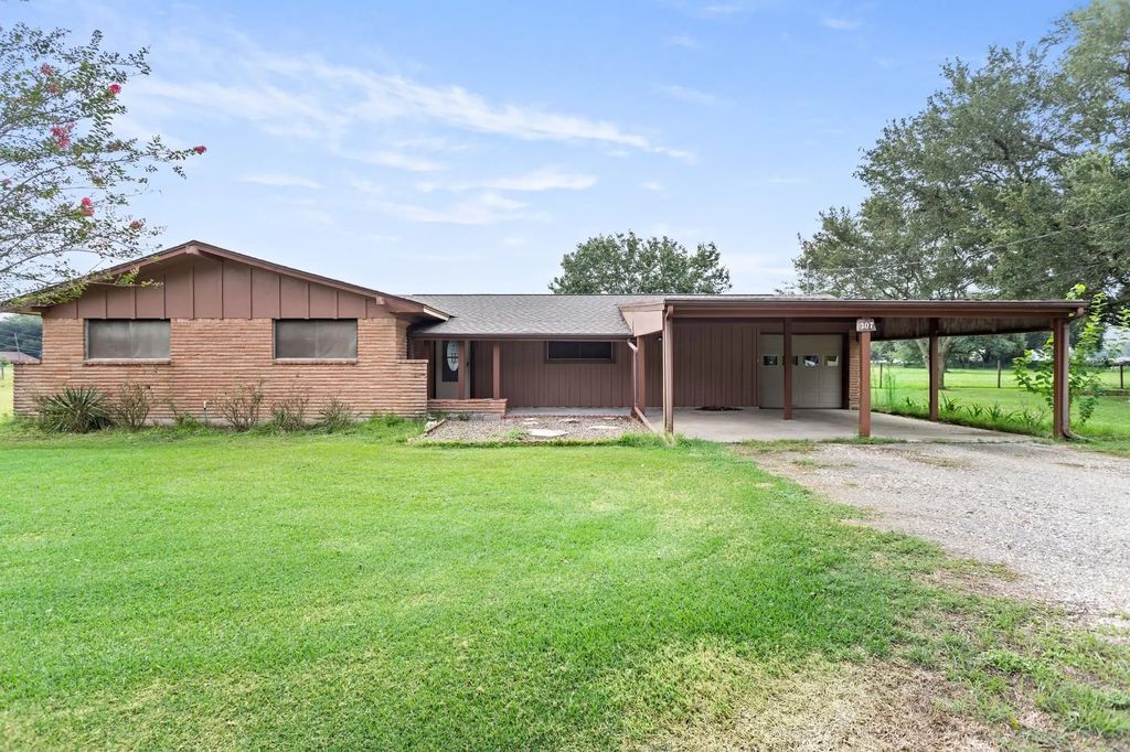 207 N Carter Road, Winnie