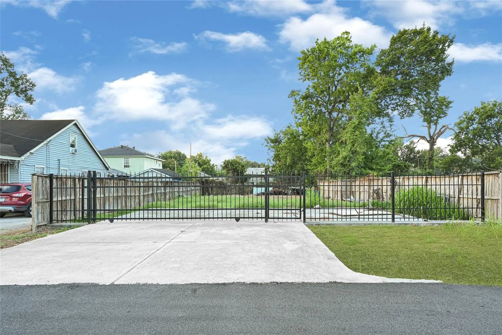 9210 E Avenue Q, Houston