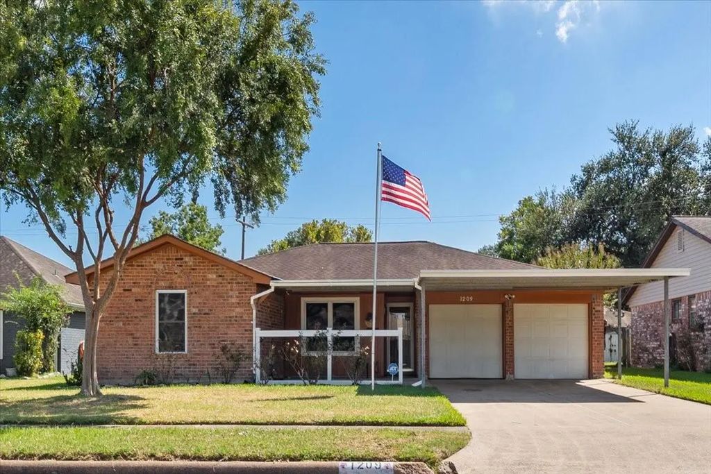 1209 E Brown Lane, Deer Park