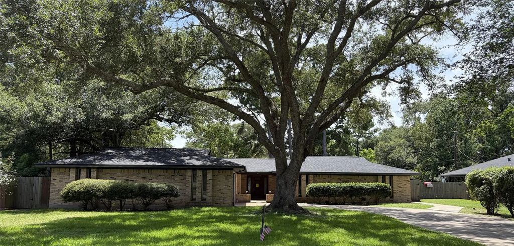 410 Riverside Drive, Alvin