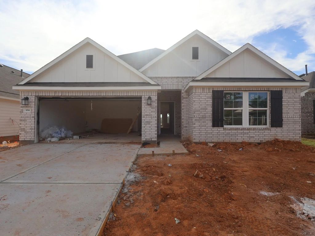 958 Garden Path Drive, Willis