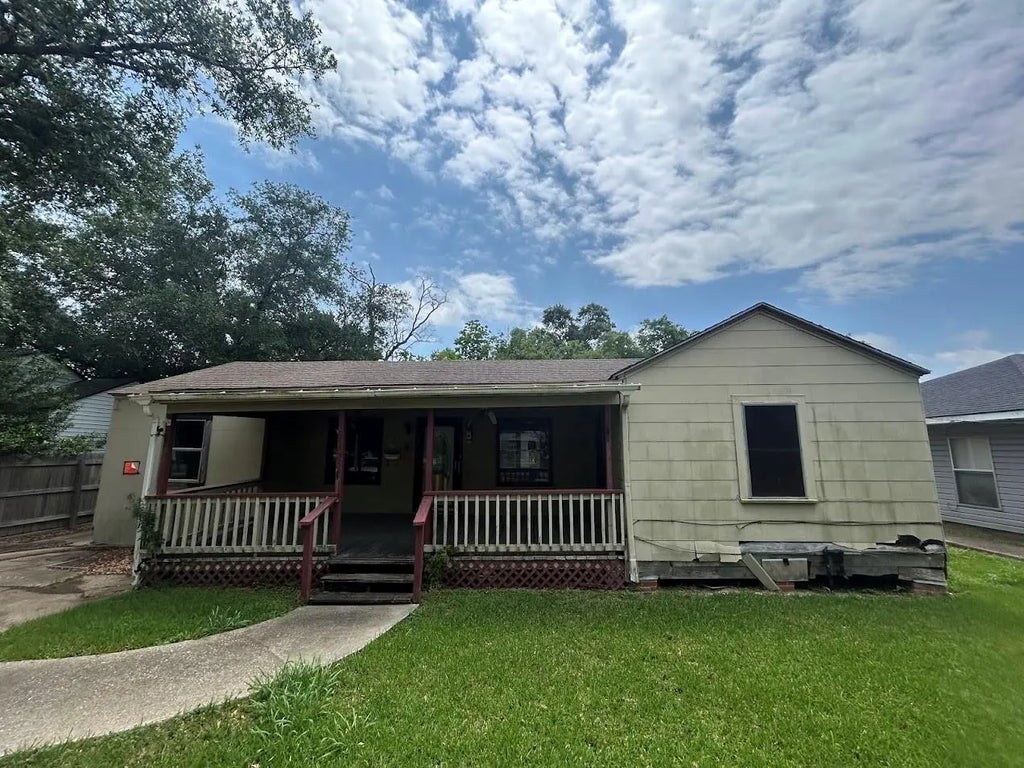 6136 25th Street, Groves