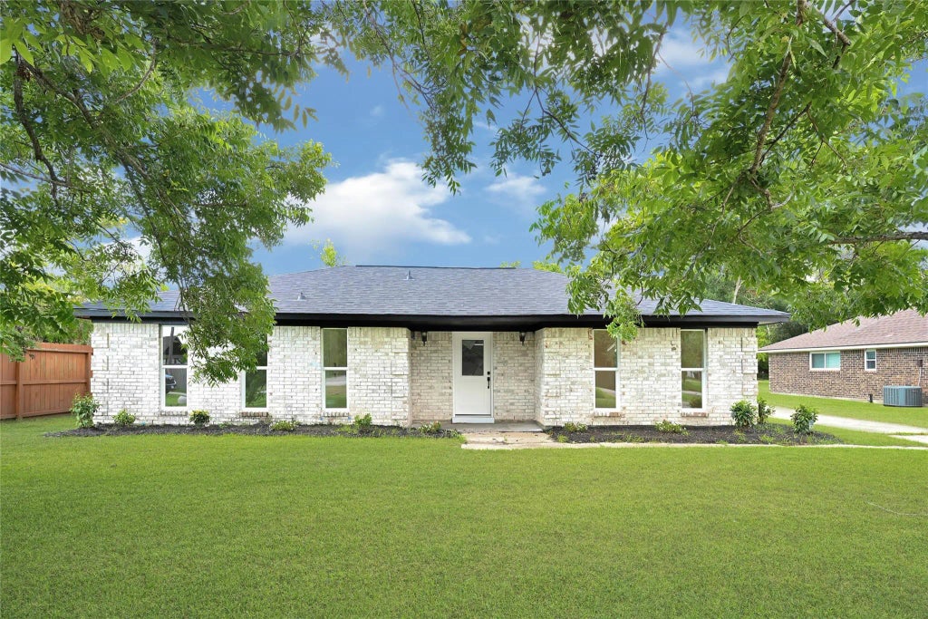 7114 Fox Run Drive, Angleton