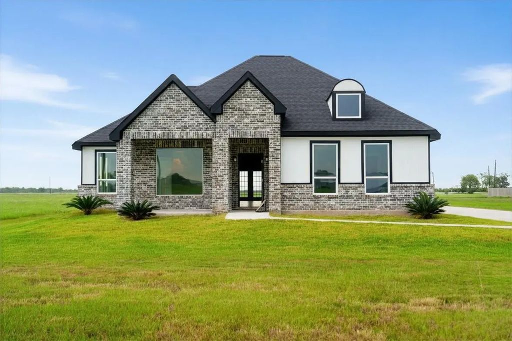 395 Brahman Trail, Angleton