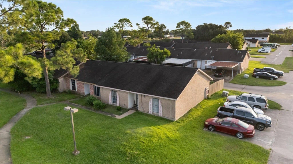 6913 Chasewood Drive, Missouri City