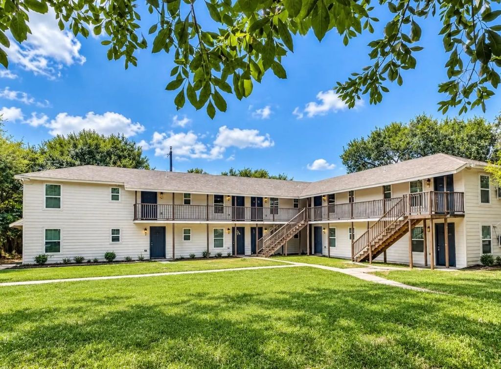 201 Lowery Drive 2, Port Lavaca