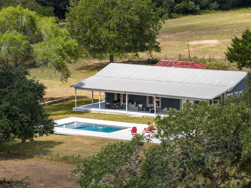 9809 Mazoch Road, Weimar