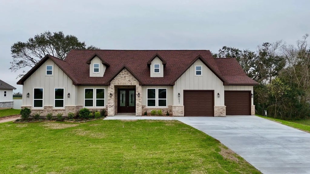 931 Buffalo Trail, Angleton
