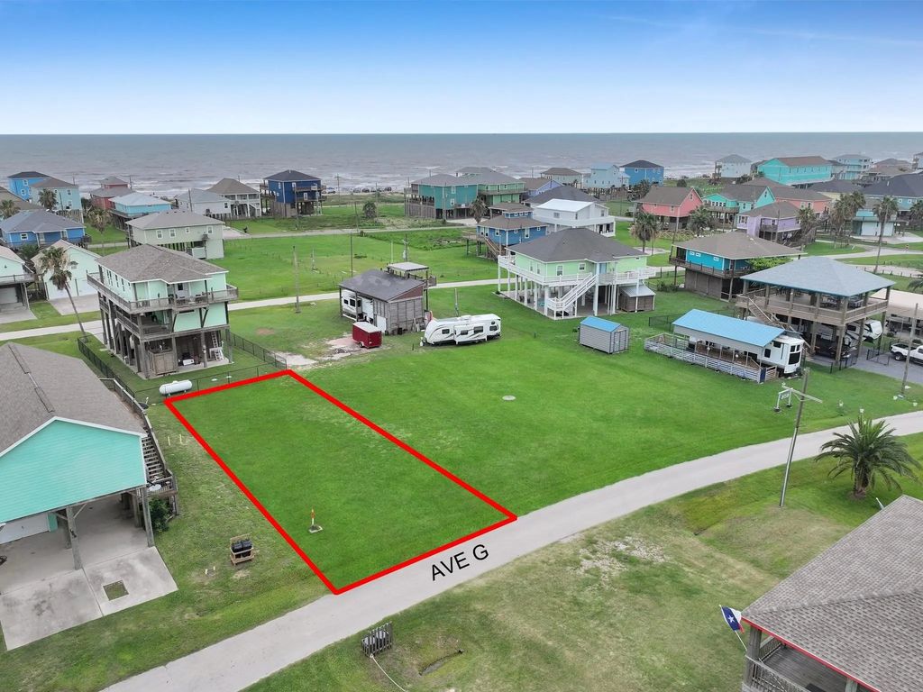 1966 Avenue G, Crystal Beach
