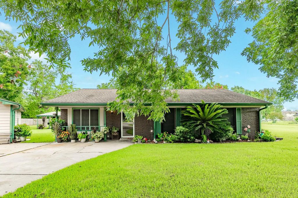 208 Lostracco Street, Angleton