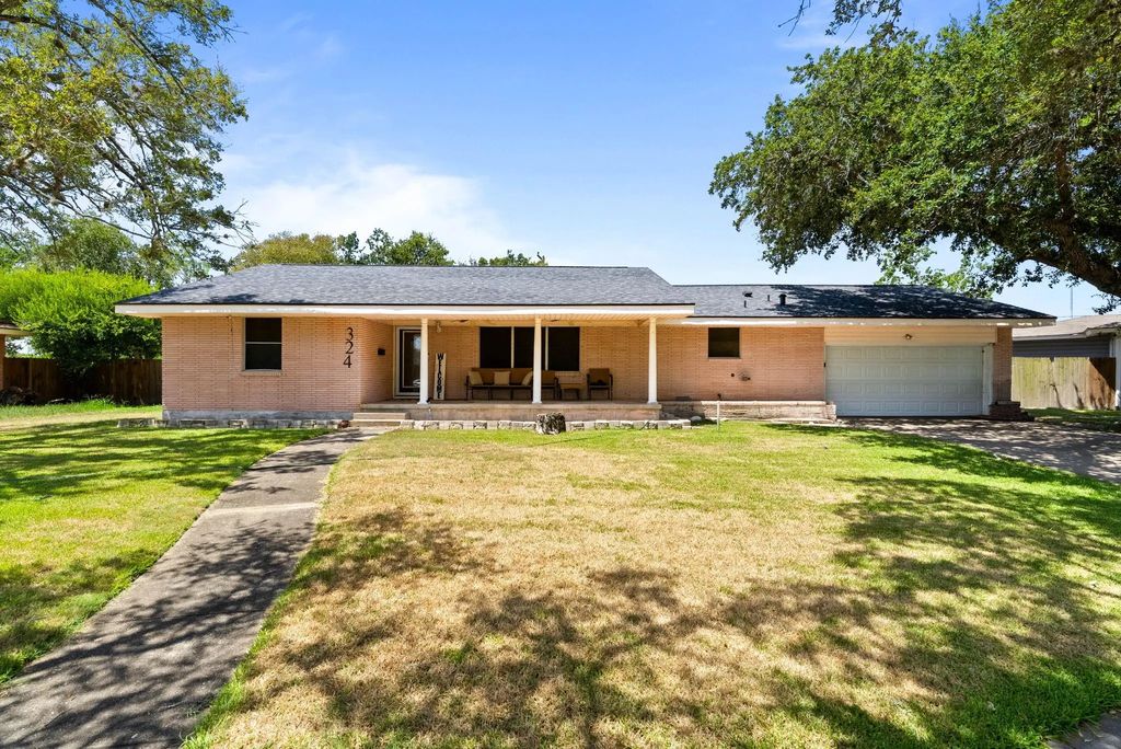 324 Woodlawn Street, Sinton