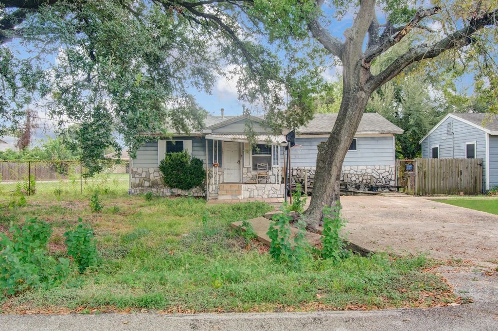 162 Calloway Street, Houston