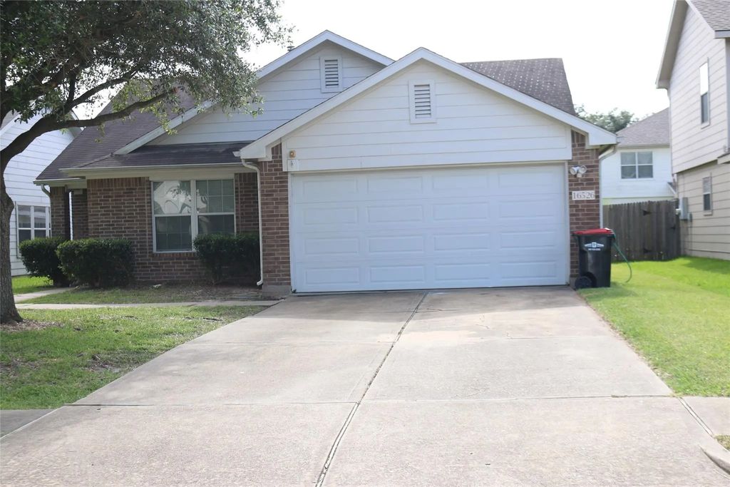 16526 Eaglewood Shadows Drive, Sugar Land