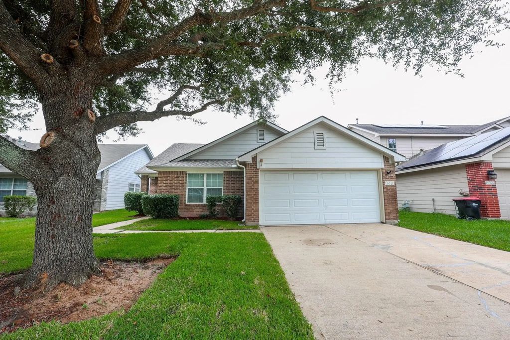 16526 Eaglewood Shadows Drive, Sugar Land