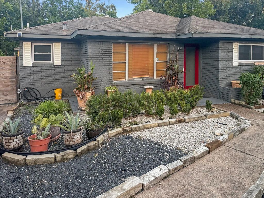 6811 Saint Augustine Street, Houston