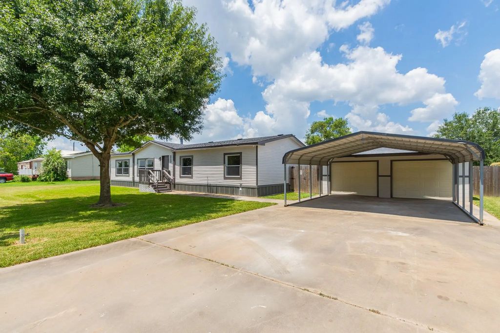 10023 S Country Drive, Alvin