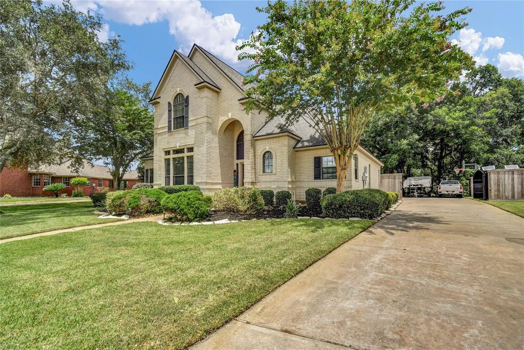 208 River Oaks Drive, Lake Jackson