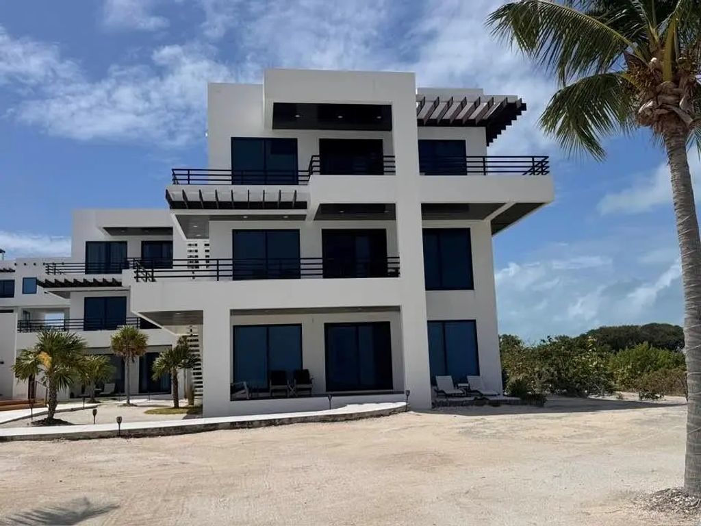 Bluzen On Caye Caulker, 