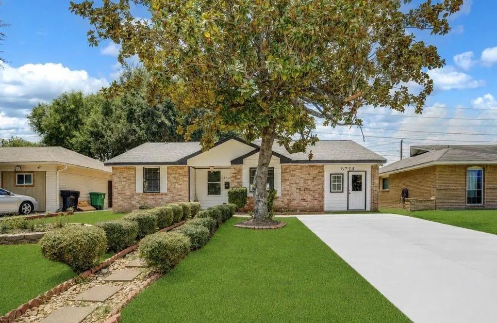 8714 Amblewood Drive, Houston