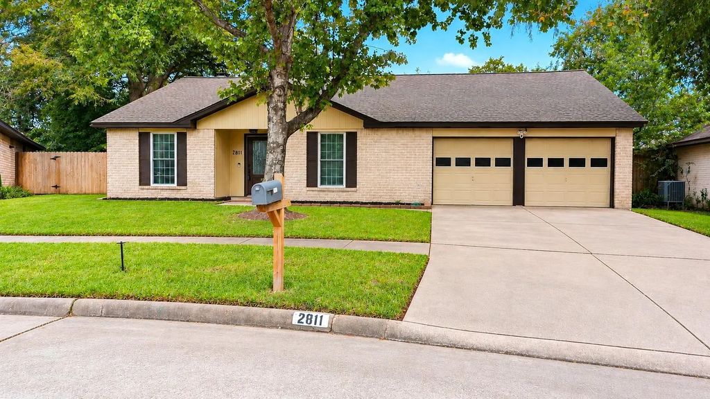 2811 New England Court, Webster
