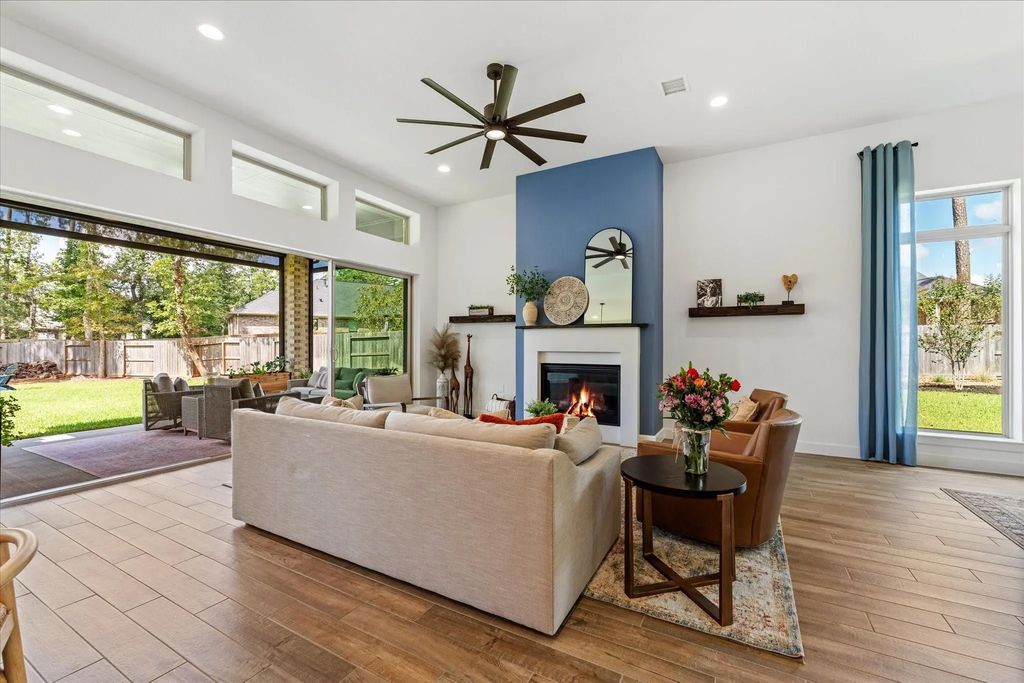 607 Starlit Sky Court, Willis