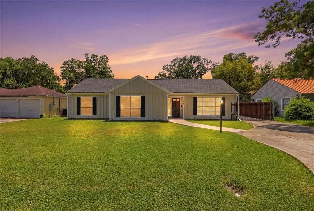 2801 Berry Avenue, Groves