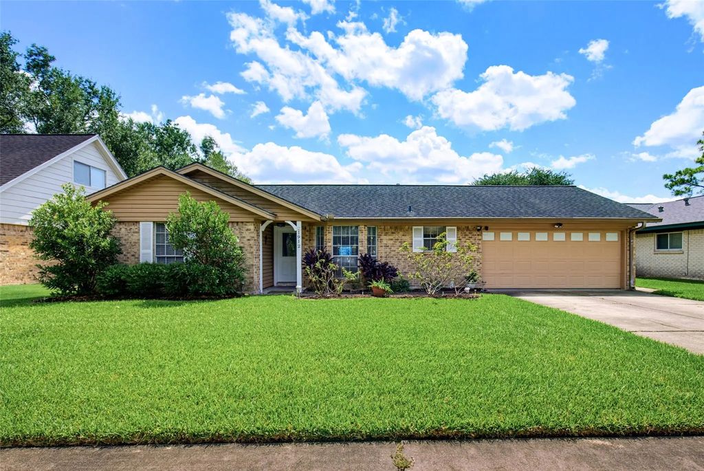 1912 Winding Creek Drive, Pearland