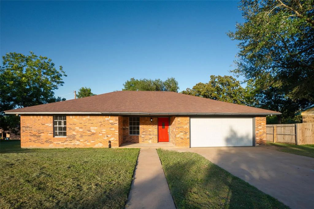 1601 Westwind Dr, Brenham