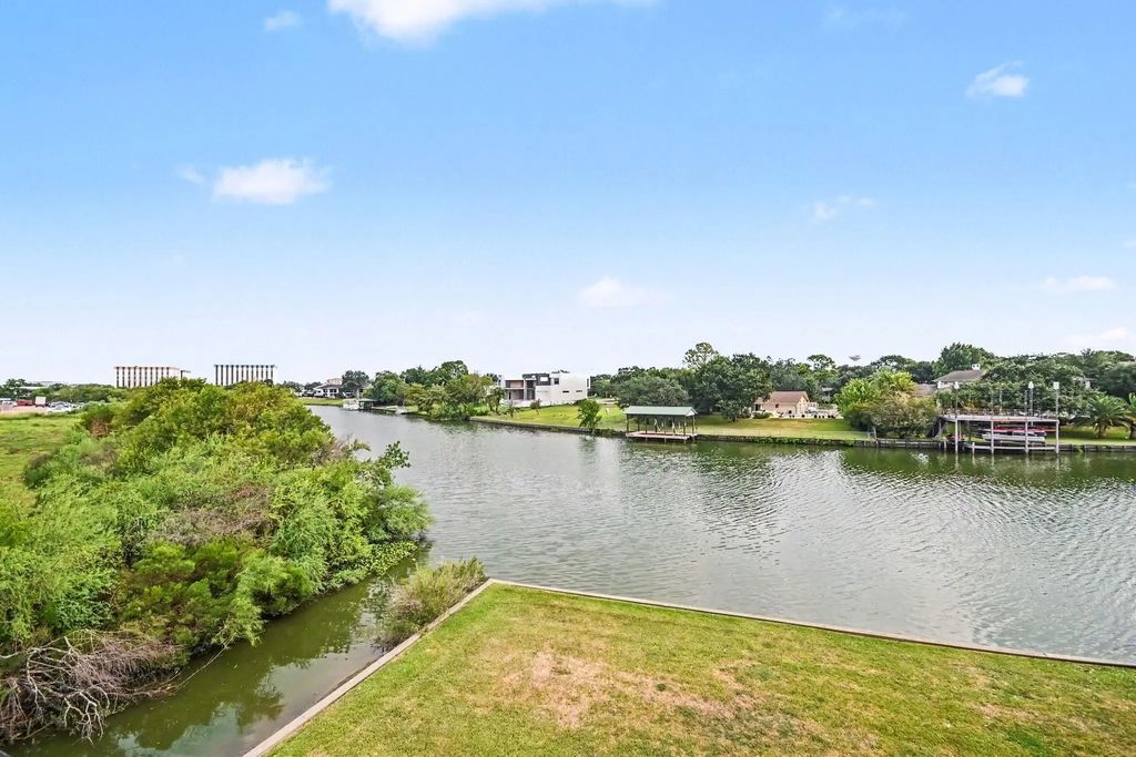 18511 Egret Bay Boulevard 102, Webster