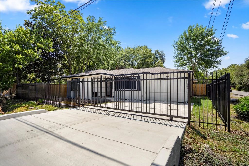 5202 Denmark Street, Houston