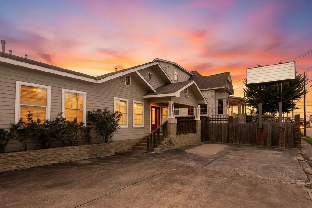 1607 Houston Avenue, Houston