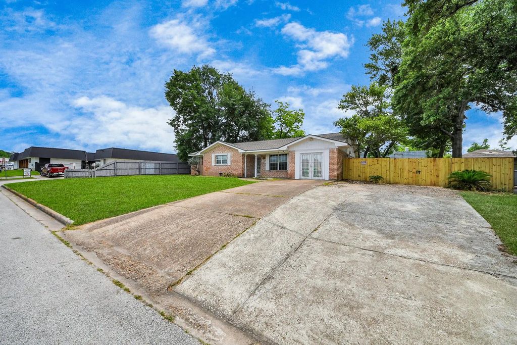 811 Hillcrest Drive, Conroe