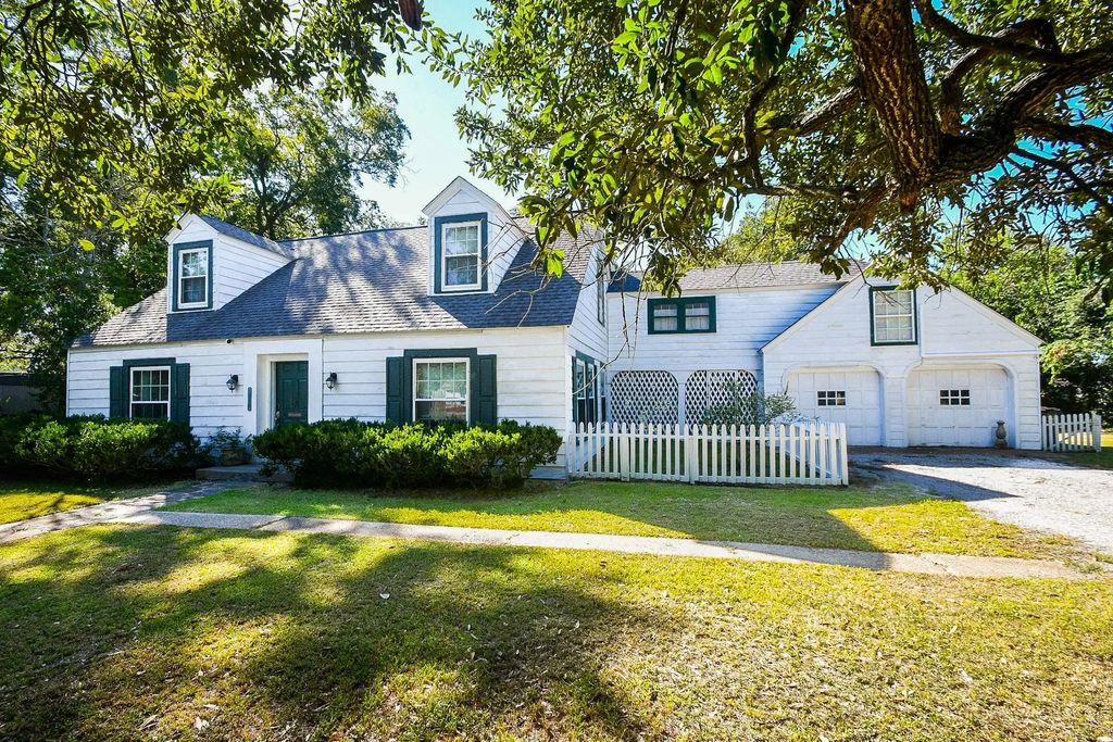 1118 E Cedar Street, Angleton