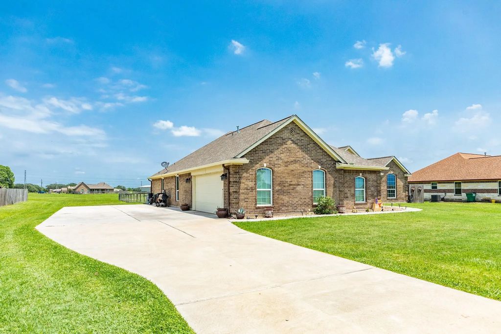 920 Quarter Horse Trail, Angleton