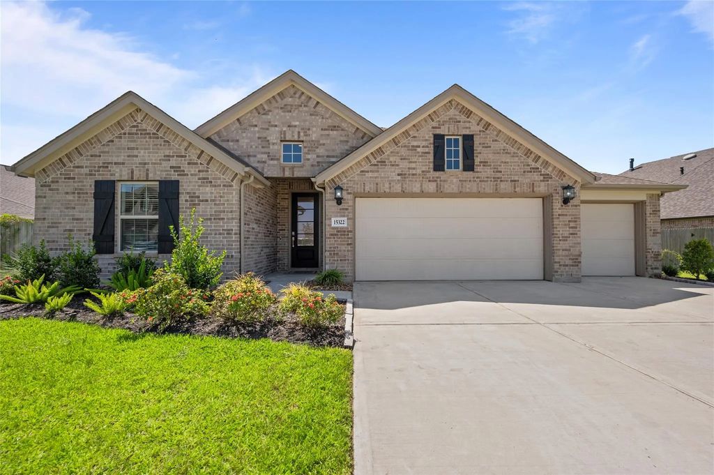 15322 Lake Front Drive, Mont Belvieu