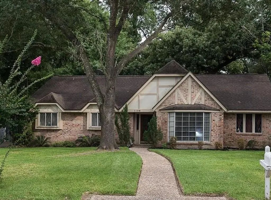 1126 Woodfield Lane, Houston
