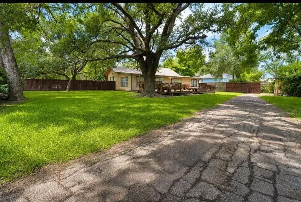 315 S Johnson Street, Alvin
